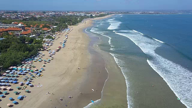 海滩鸟瞰图。巴厘岛。海洋视频素材