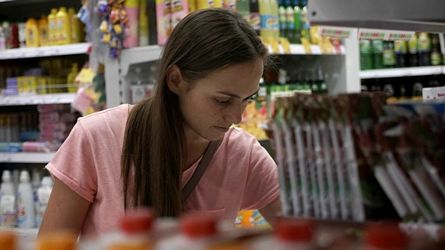 女人在购物中心的食品杂货店选购商品的肖像视频素材