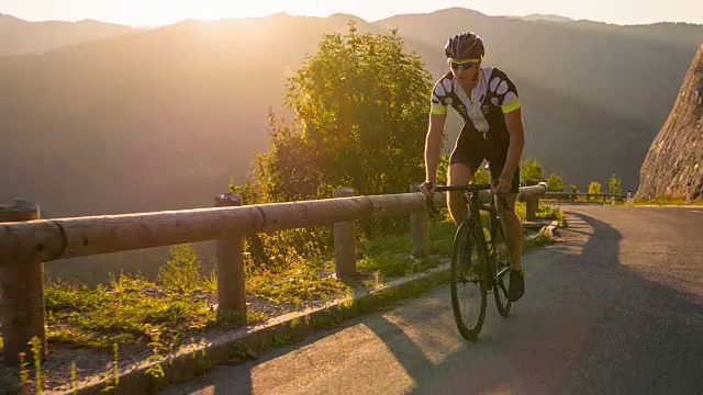 决心骑公路自行车上山视频素材