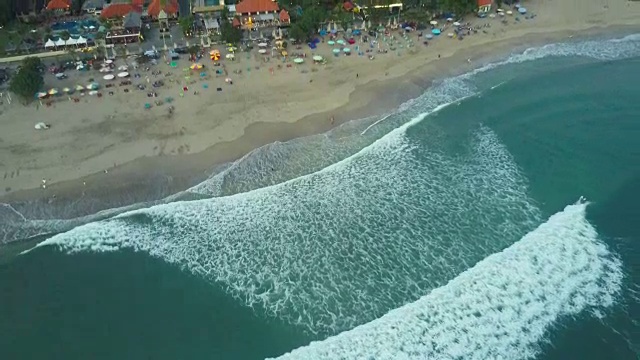 海滩鸟瞰图。巴厘岛。海洋视频素材