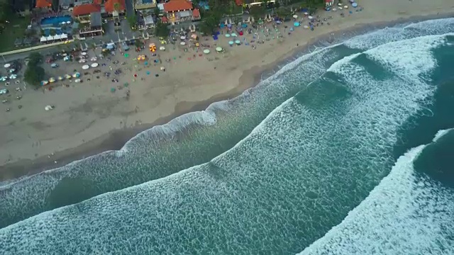 海滩鸟瞰图。巴厘岛。海洋视频素材