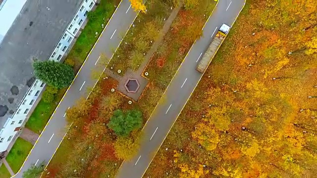 天景工业路。秋天路靠近工业大厦。道路景观视频素材