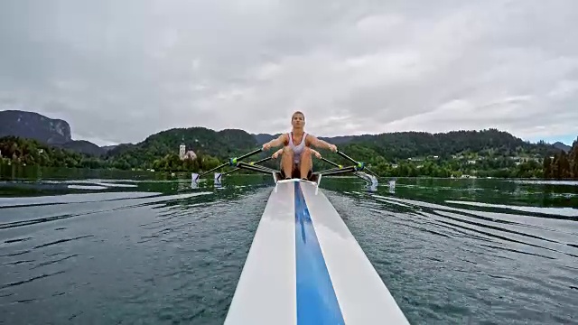 女选手在湖上用双桨划水视频素材