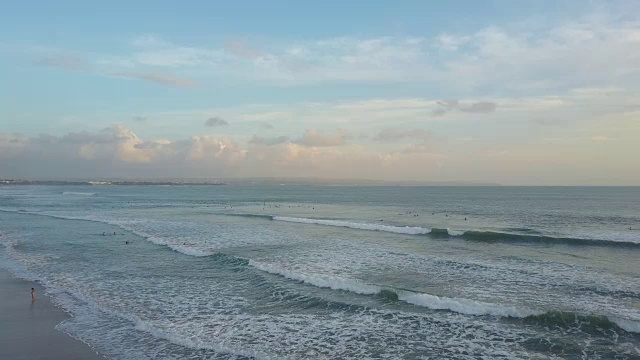 海滩鸟瞰图。巴厘岛。海洋视频素材