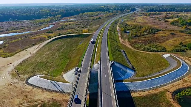 空中交通。河流景观上方鸟瞰图道路。高速公路景观视频素材