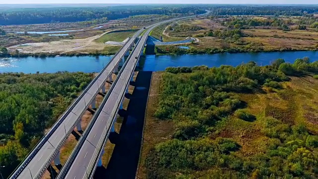 河上的公路桥。河上桥梁的鸟瞰图视频素材