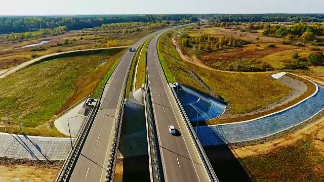 河上的汽车桥。河上公路桥的无人机视图视频素材