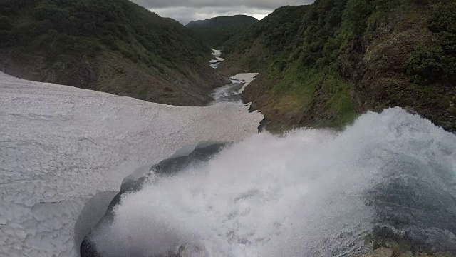 滚雪球般落下的瀑布视频素材