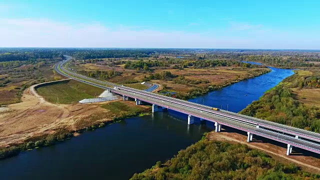 空中景观公路上的河流。河路景观高观视频素材