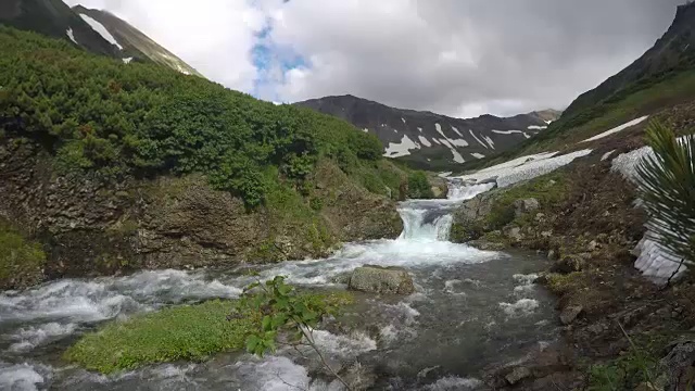 在晴朗的天气里，崎岖的山河视频素材