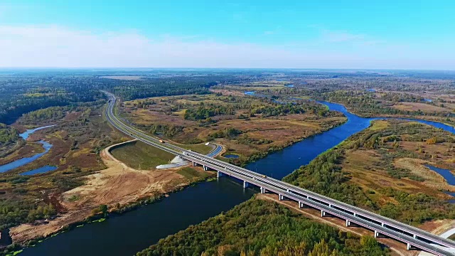 鸟瞰河上的公路。鸟瞰水上公路桥视频素材