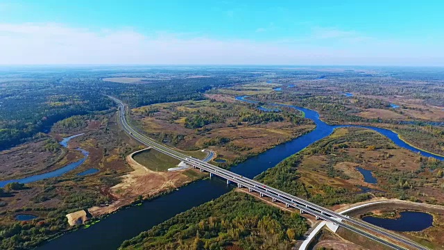 河上公路的空中景观。公路桥鸟瞰图视频素材