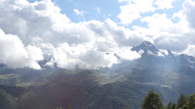 暴风雨过后，云团在山峰上盘旋视频素材