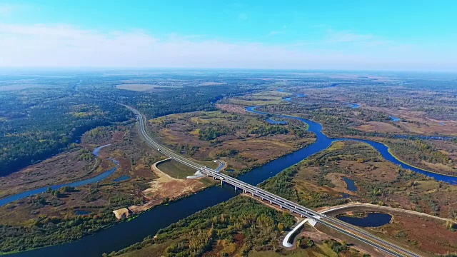 河上桥梁及公路鸟瞰图。水上公路桥视频素材