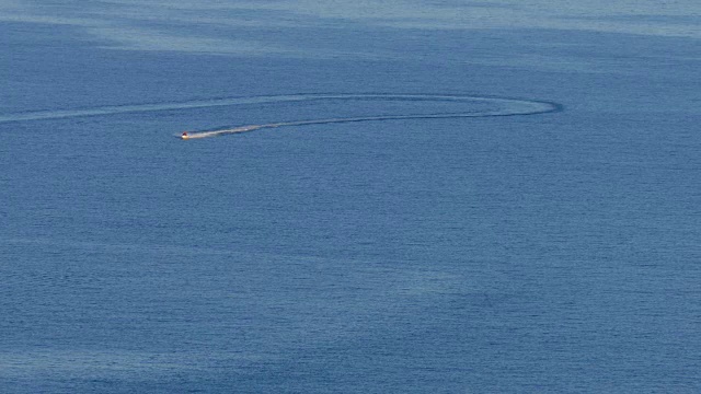 夏日里，在蓝色的海面上骑水上摩托艇视频素材