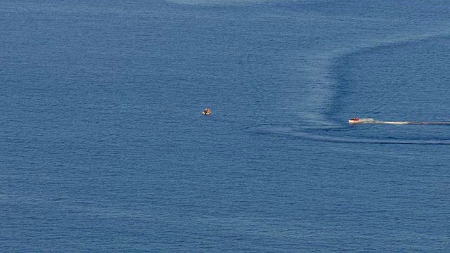 水上摩托艇在蓝色海面上滑行视频素材