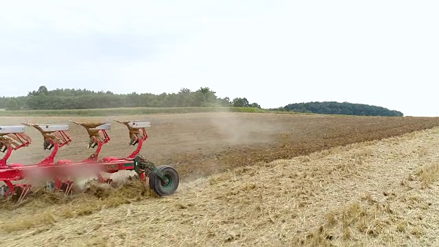 农业拖拉机在田间播种、耕种视频素材