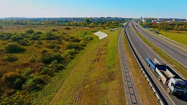 高速公路上车辆川流不息。无人机查看公路景观。高速公路路视频素材