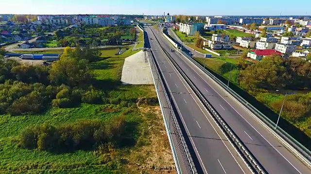 河流上方城市道路鸟瞰图。城市公路的天空视图视频素材