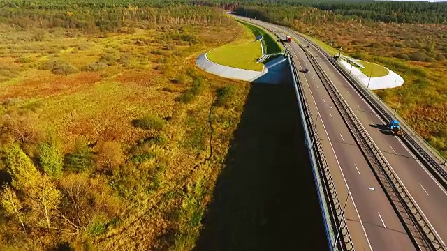 从上面看秋天的路。公路上的秋天背景。路河景观视频素材