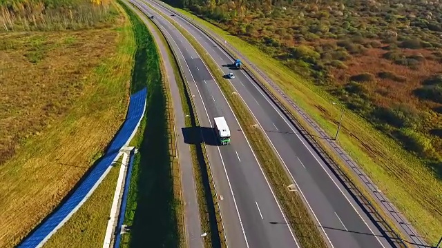 高速公路上车辆川流不息。无人机查看公路桥梁景观视频素材