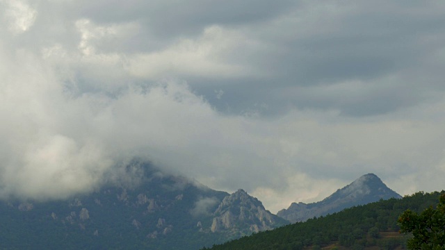 山巅雨云，时光流逝视频素材