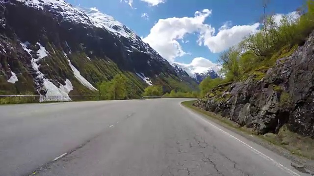 在挪威一条蜿蜒的道路上开车视频素材