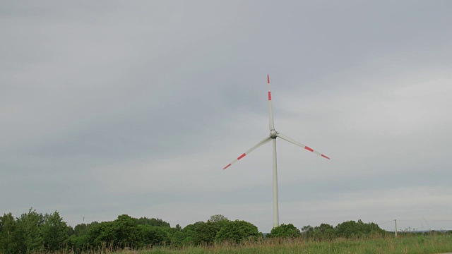 风力发电场、发电机、野地上多云的天空为背景视频素材