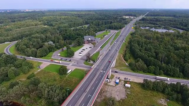 河上大桥上的公路，鸟瞰图视频素材