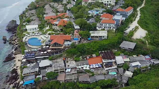 海滩、海岸和酒店的鸟瞰图视频素材