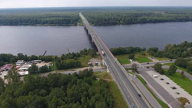 河上大桥上的公路，鸟瞰图视频素材