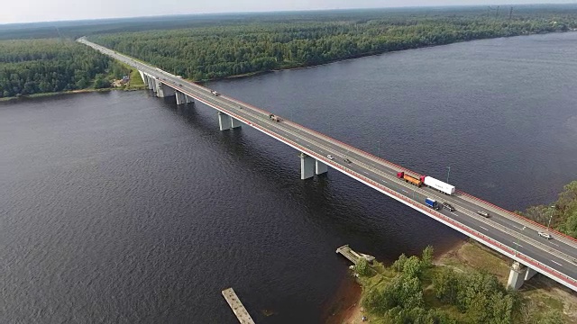 河上大桥上的公路，鸟瞰图视频素材