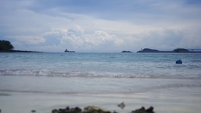 海滩上的波浪视频素材