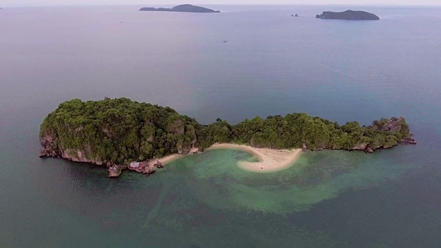 鸟瞰图，美丽的热带岛屿，春蓬省，泰国视频素材