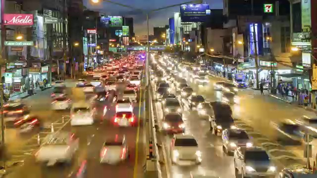 匹配日夜:4K Timelapse (4096x2160): Timelapse of Traffic Downtown in Bangkok视频素材