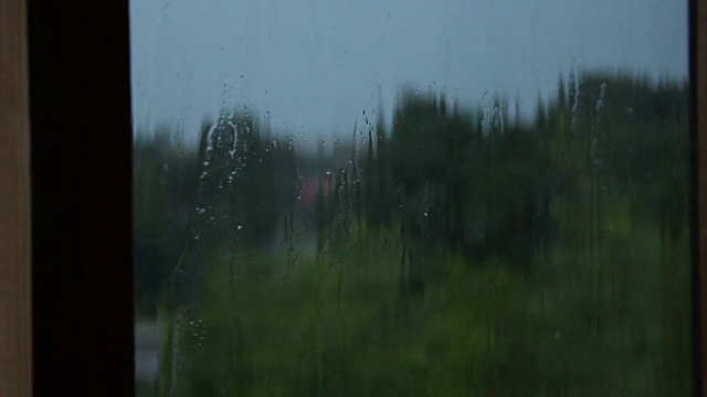 寒冷的秋雨敲打着窗玻璃，淹没了街道视频素材