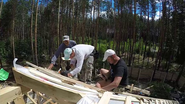 屋顶工人在屋顶上工作。视频素材