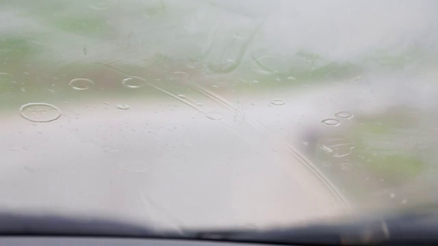 雨后的黎明，挡风玻璃刮水器正在清洁挡风玻璃视频素材