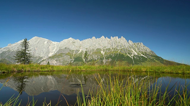 自然景观电影图像- 4K高的沼泽湖和山脉视频素材