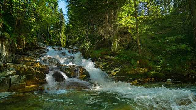 自然景观Cinemagraphs - 4K瀑布在山区森林视频素材