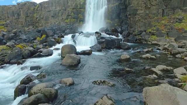 从地面上的岩石和水到冰岛的Oxararfoss瀑布的垂直全景视频素材