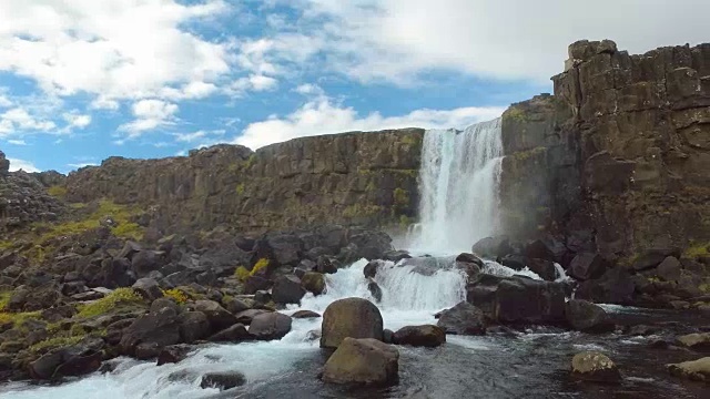 秋天，冰岛的Oxararfoss瀑布和河流在构造板块断裂视频素材