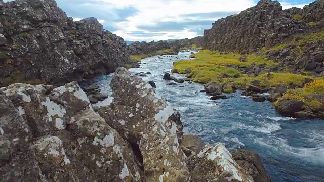 冰岛的Oxararfoss瀑布和河流，秋季的玄武岩和黄草视频素材