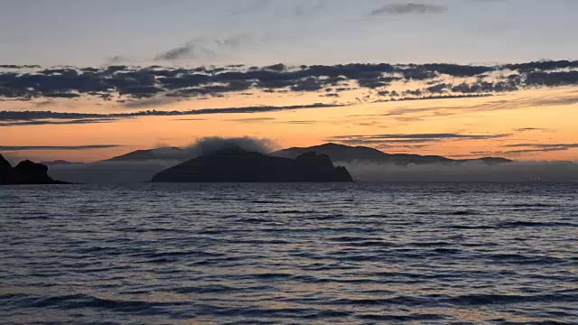 美丽的风景来自于初升的太阳和岩石。视频素材