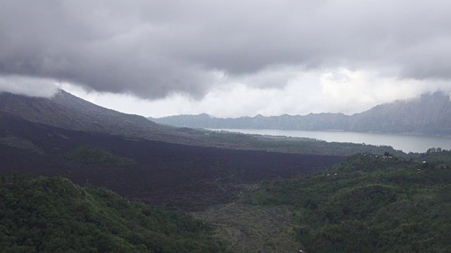 印度尼西亚巴图尔火山和湖泊上空的雾和云视频素材