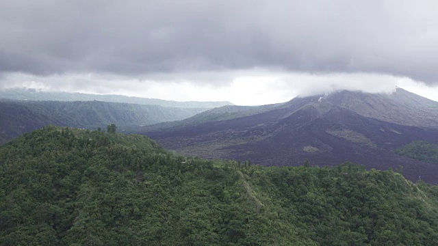 印度尼西亚巴图尔火山和湖泊上空的雾和云视频素材