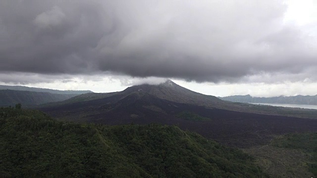 印度尼西亚巴图尔火山和湖泊上空的雾和云视频素材