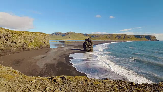 阳光明媚的冰岛南部海岸线的全景图，雷尼斯德拉加视频素材