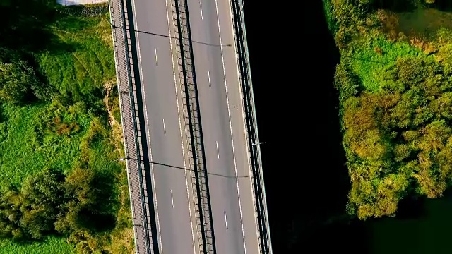 在河上的高速公路上行驶的汽车。公路大桥河视频素材