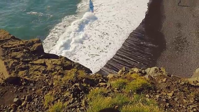 迪霍莱海角的全景，黑色沙滩，大西洋水域，玄武岩岩石视频素材